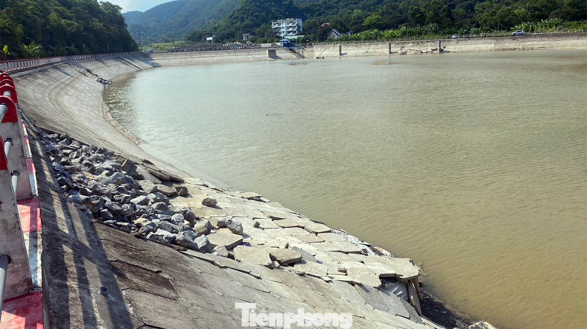 Những tháng gần đây, mực nước tại hồ nước ngọt tại xã Trân Châu trên đảo Cát Bà (huyện Cát Hải, TP Hải Phòng) hạ thấp để lộ nhiều vị trí sạt lở nghiêm trọng, nguy cơ ảnh hưởng đến nguồn cung nước thô cho nhà máy cấp nước sạch và gây mất mỹ quan.