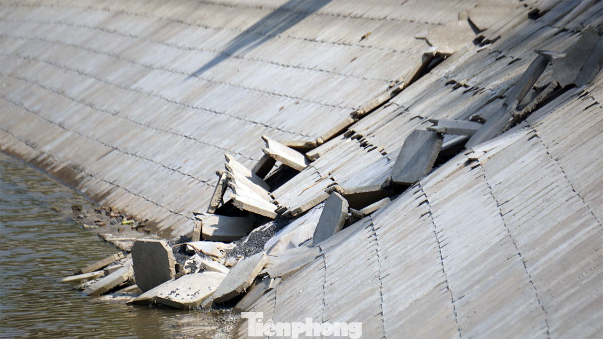 Theo ghi nhận của phóng viên, tại hồ hiện có khoảng 15 vị trí kè bê tông bị sạt lở, mỗi vị trí rộng từ vài chục đến hàng trăm mét vuông. Bê tông kè mái hồ xô từ trên xuống vỡ vụn như kẹo lạc.