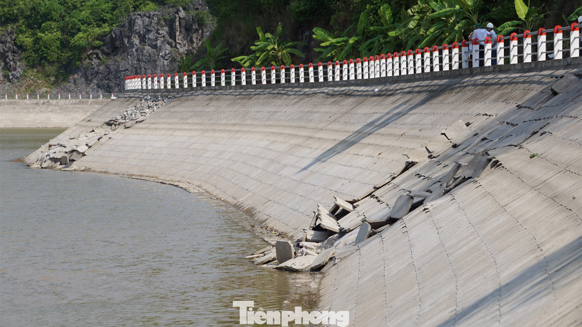 Bờ kè hồ nước ngọt Trân Châu sạt lở nghiêm trọng.