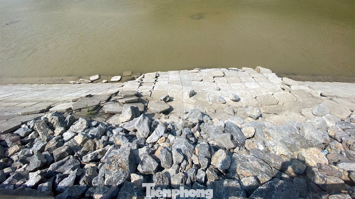 Các vị trí mái kè bị sạt lở để lộ đá tảng, đá dăm kè bờ. Theo tìm hiểu của PV, dự án đầu tư xây dựng hồ nước ngọt Trân Châu được đầu tư hơn 73 tỷ đồng (50 tỷ đồng ngân sách T.Ư, 23 tỷ đồng ngân sách thành phố).