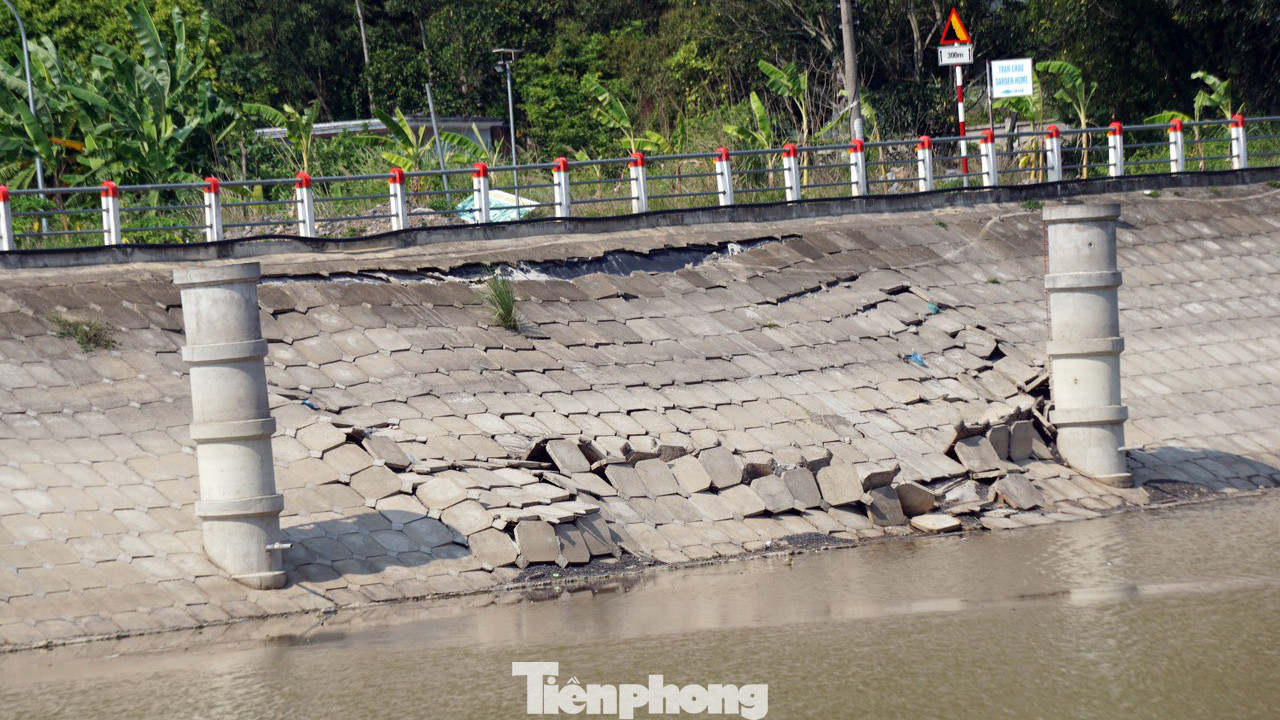 Khu vực bờ hồ Trân Châu, ven đường xuyên đảo Cát Bà cũng xuất hiện hàng loạt vị trí sạt lở nghiêm trọng.