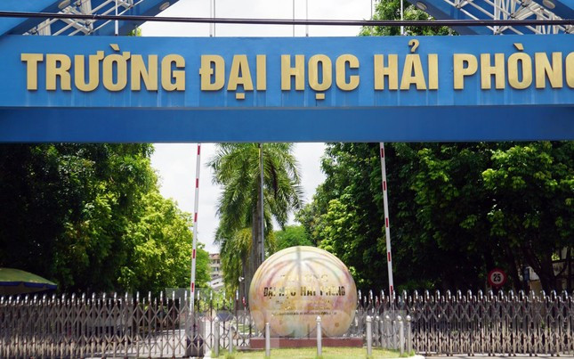 Cổng Trường Đại học Hải Phòng.