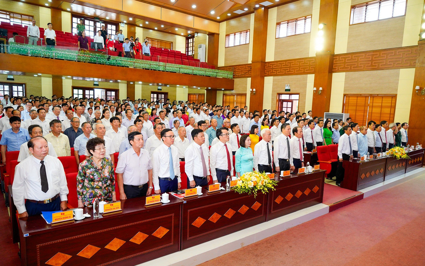 Các đại biểu dự buổi lễ Huyện Vĩnh Bảo đón nhận Huân chương Lao động hạng Ba.