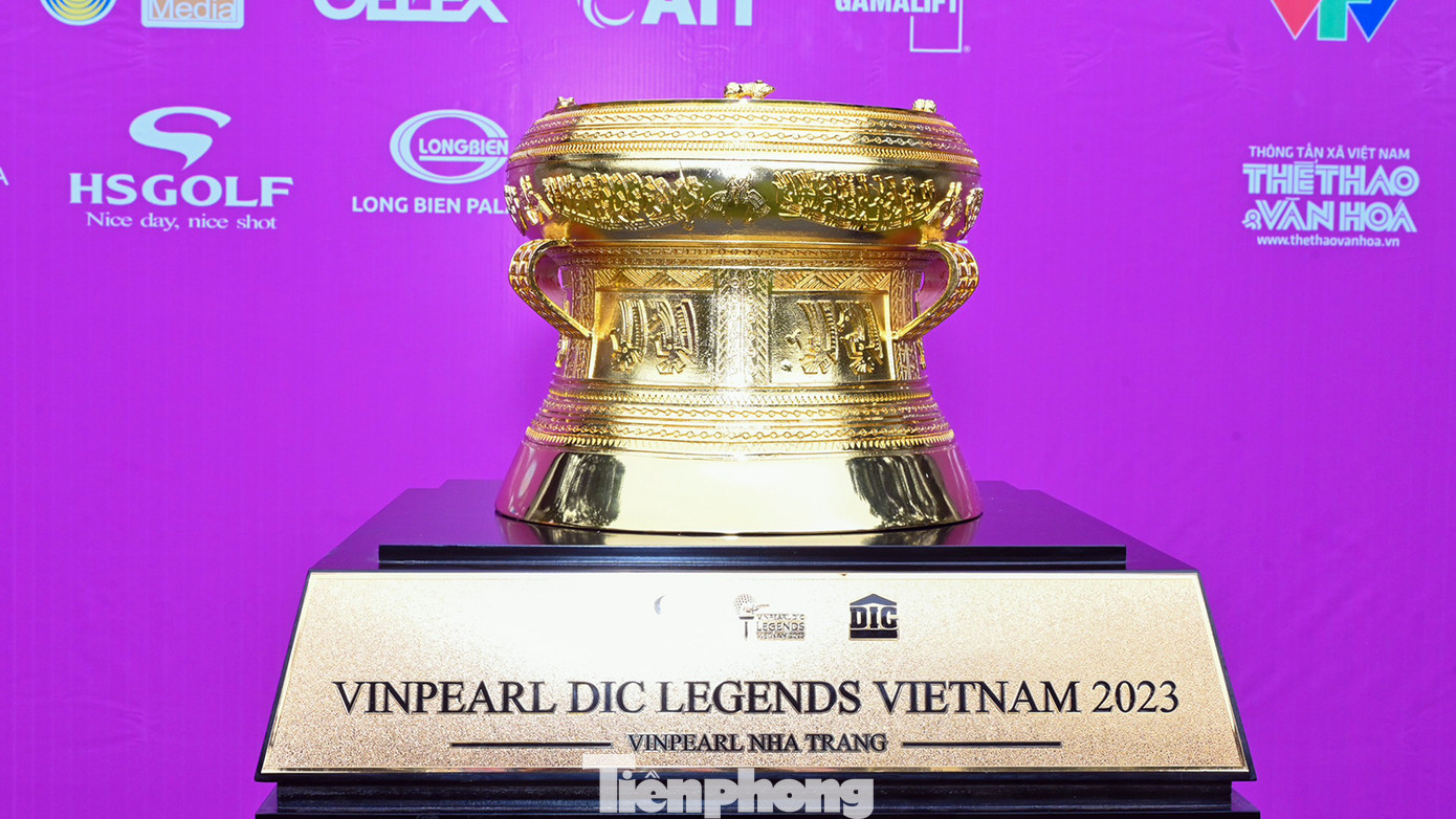 Cận cảnh chiếc cup Vinpearl DIC Legends Việt Nam 2023 lấy cảm hứng từ chiếc trống đồng.