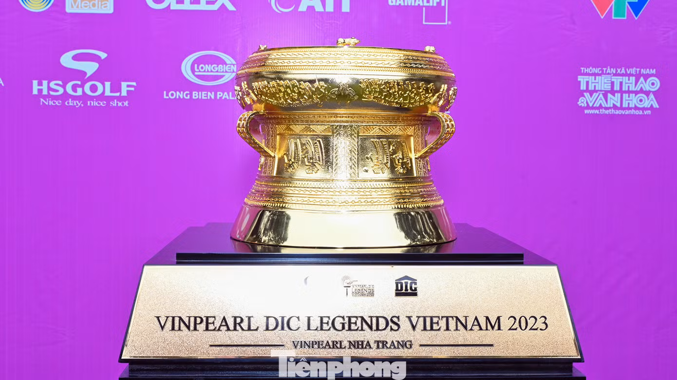 Cận cảnh chiếc cup Vinpearl DIC Legends Việt Nam 2023 lấy cảm hứng từ chiếc trống đồng.