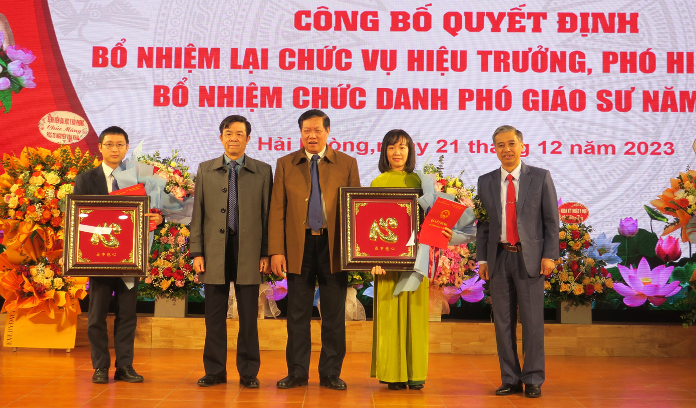 Thứ trưởng Đỗ Xuân Tuyên và lãnh đạo nhà trường trao quyết định bổ nhiệm chức danh Phó giáo sư.