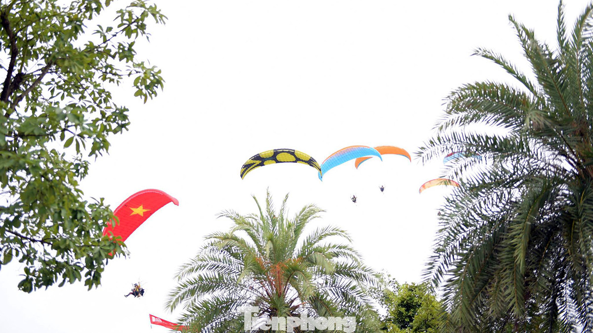 Phi công dẫn đầu với chiếc dù cờ đỏ sao vàng, theo sau là 5 phi công với các dù với nhiều màu sắc tươi đẹp.