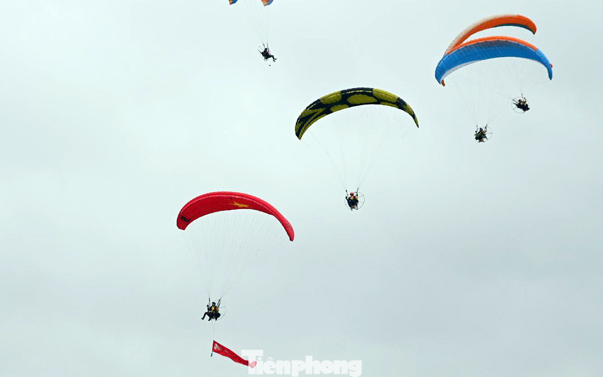 Nhóm 6 phi công tham gia biểu diễn dù lượn chúc mừng Giải Vô địch Golf Quốc gia năm 2023 - Cup VinFast.