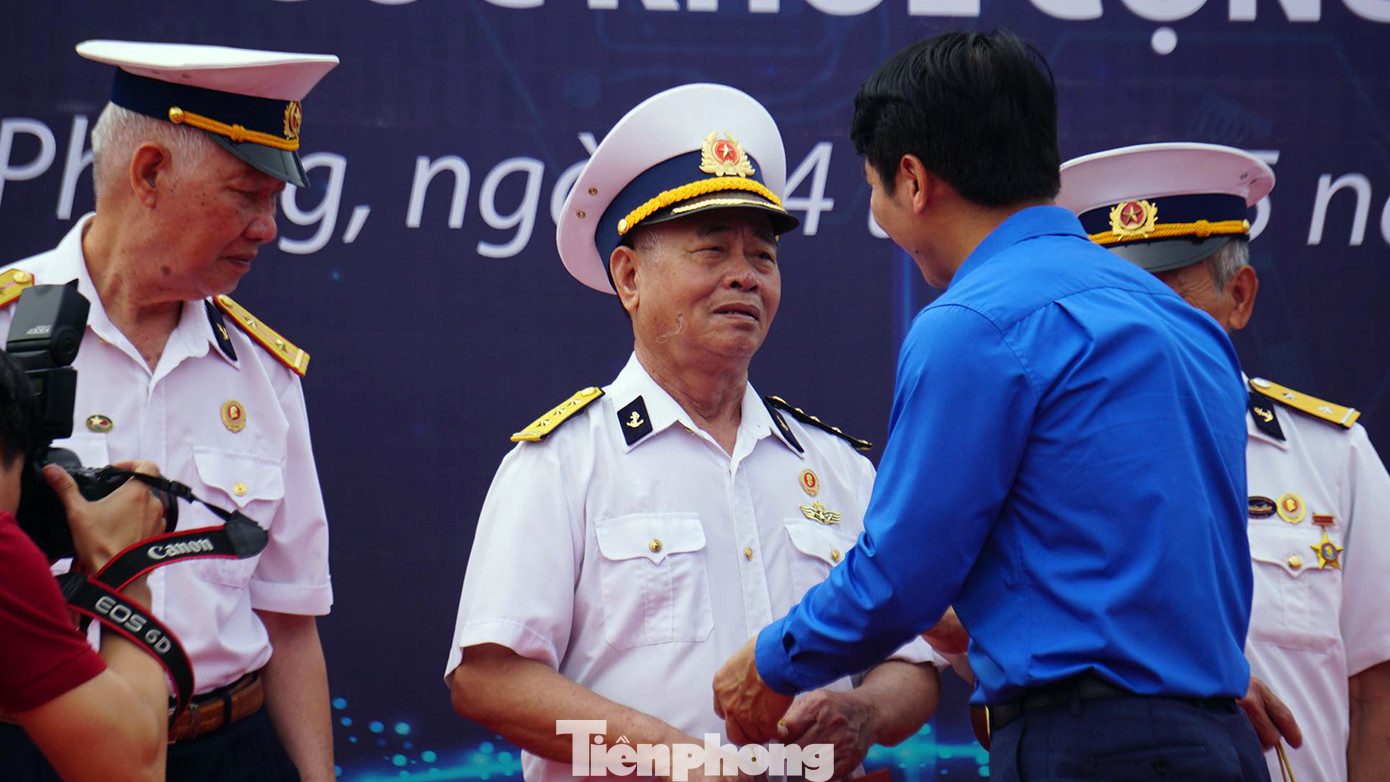 Trong khuôn khổ ngày ra quân, Trung ương Hội Thầy thuốc trẻ Việt Nam tặng 30 tủ thuốc y tế thiết yếu, cờ tổ quốc cho các đội thuyền ngư dân bám biển, 30 suất học bổng cho thiếu nhi có hoàn cảnh khó khăn, thăm và tặng quà 10 gia đình mẹ Việt Nam anh hùng và chiến sĩ đoàn tàu không số... Trong khuôn khổ ngày ra quân, Trung ương Hội Thầy thuốc trẻ Việt Nam tặng 30 tủ thuốc y tế thiết yếu, cờ tổ quốc cho các đội thuyền ngư dân bám biển, 30 suất học bổng cho thiếu nhi có hoàn cảnh khó khăn, thăm và tặng quà 10 gia đình mẹ Việt Nam anh hùng và chiến sĩ đoàn tàu không số...