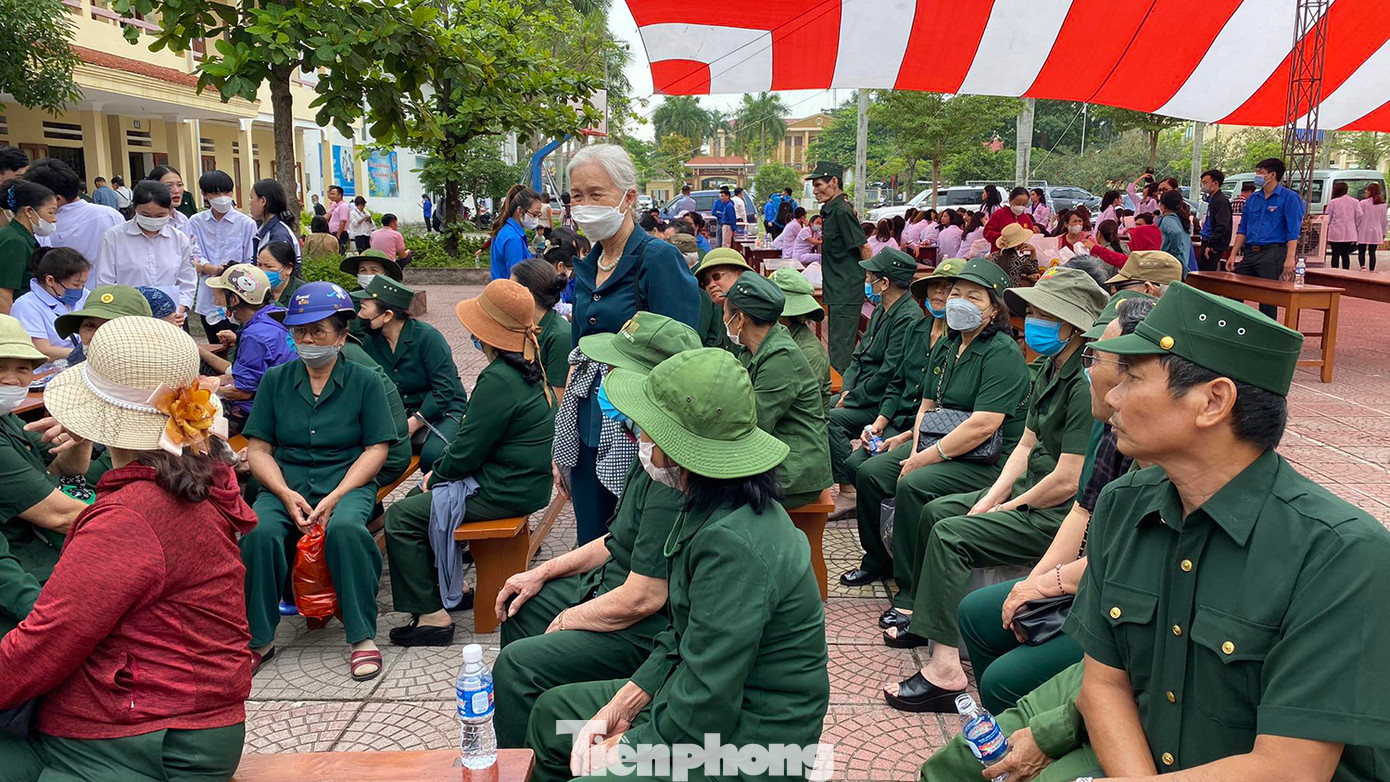 Hoạt động khám chữa bệnh, cấp phát thuốc cho người cao tuổi được tổ chức tại Trường THPT Đồ Sơn. Ghi nhận tại buổi sáng, hàng trăm cựu chiến binh, người có công, gia đình chính sách và người cao tuổi tại quận Đồ Sơn đã xếp hàng lần lượt được các y bác sỹ thăm khám, xét nghiệm, kê đơn và phát thuốc miễn phí. Hoạt động khám chữa bệnh, cấp phát thuốc cho người cao tuổi được tổ chức tại Trường THPT Đồ Sơn. Ghi nhận tại buổi sáng, hàng trăm cựu chiến binh, người có công, gia đình chính sách và người cao tuổi tại quận Đồ Sơn đã xếp hàng lần lượt được các y bác sỹ thăm khám, xét nghiệm, kê đơn và phát thuốc miễn phí.