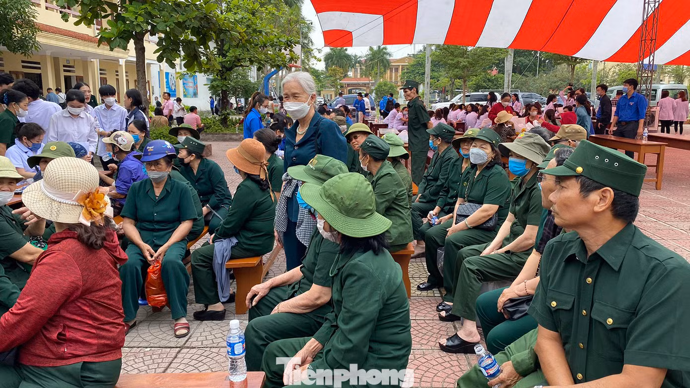 Hoạt động khám chữa bệnh, cấp phát thuốc cho người cao tuổi được tổ chức tại Trường THPT Đồ Sơn. Ghi nhận tại buổi sáng, hàng trăm cựu chiến binh, người có công, gia đình chính sách và người cao tuổi tại quận Đồ Sơn đã xếp hàng lần lượt được các y bác sỹ thăm khám, xét nghiệm, kê đơn và phát thuốc miễn phí.