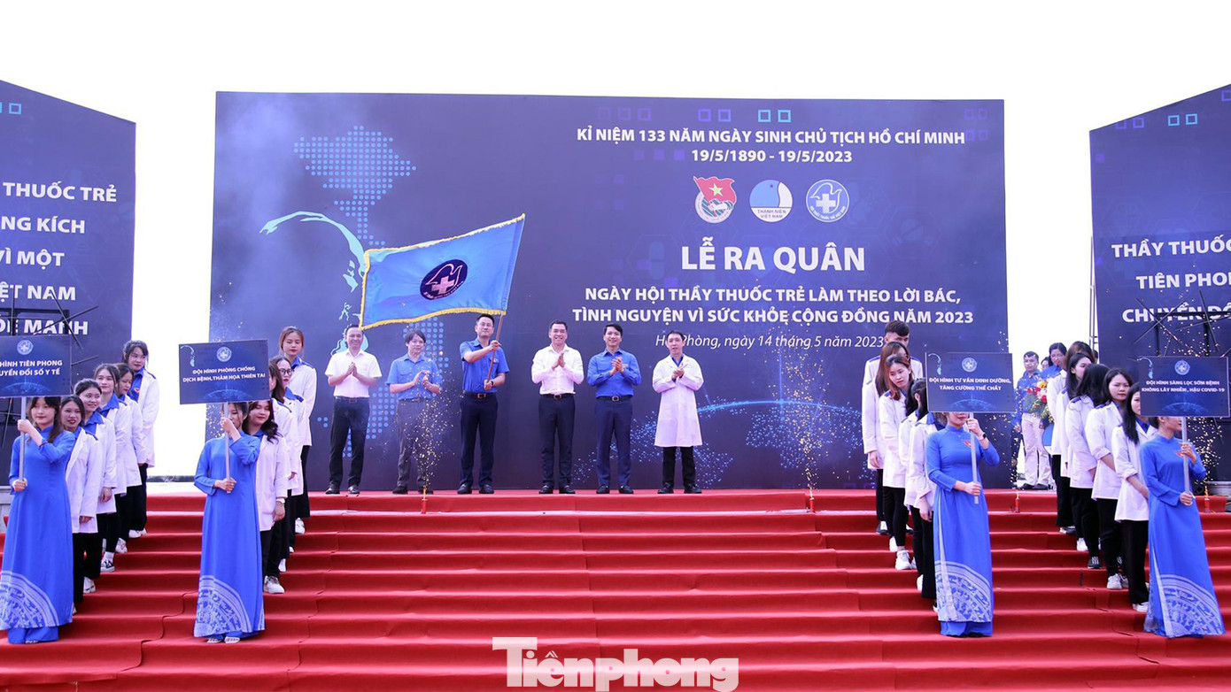 Sáng 14/5, T.Ư Đoàn TNCS Hồ Chí Minh cùng T.Ư Hội Liên hiệp thanh niên (LHTN) Việt Nam, Hội Thầy thuốc trẻ Việt Nam tổ chức ngày hội Thầy thuốc trẻ làm theo lời Bác, tình nguyện vì sức khỏe cộng đồng năm 2023 với chủ đề "Chuyển đổi số trong tình nguyện chăm sóc sức khỏe cộng đồng", diễn ra tại quảng trường 15/5, quận Đồ Sơn (TP Hải Phòng). Sáng 14/5, T.Ư Đoàn TNCS Hồ Chí Minh cùng T.Ư Hội Liên hiệp thanh niên (LHTN) Việt Nam, Hội Thầy thuốc trẻ Việt Nam tổ chức ngày hội Thầy thuốc trẻ làm theo lời Bác, tình nguyện vì sức khỏe cộng đồng năm 2023 với chủ đề "Chuyển đổi số trong tình nguyện chăm sóc sức khỏe cộng đồng", diễn ra tại quảng trường 15/5, quận Đồ Sơn (TP Hải Phòng).