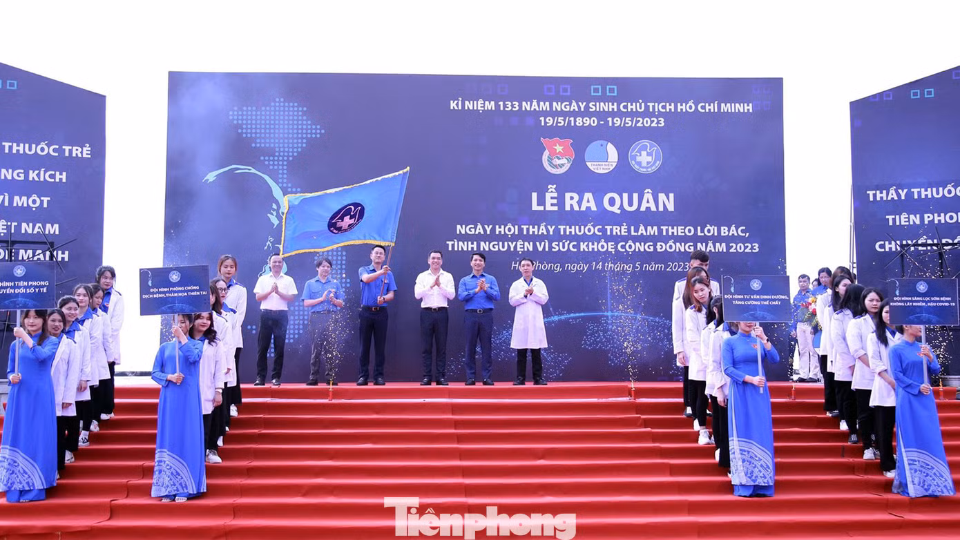Sáng 14/5, T.Ư Đoàn TNCS Hồ Chí Minh cùng T.Ư Hội Liên hiệp thanh niên (LHTN) Việt Nam, Hội Thầy thuốc trẻ Việt Nam tổ chức ngày hội Thầy thuốc trẻ làm theo lời Bác, tình nguyện vì sức khỏe cộng đồng năm 2023 với chủ đề "Chuyển đổi số trong tình nguyện chăm sóc sức khỏe cộng đồng", diễn ra tại quảng trường 15/5, quận Đồ Sơn (TP Hải Phòng).