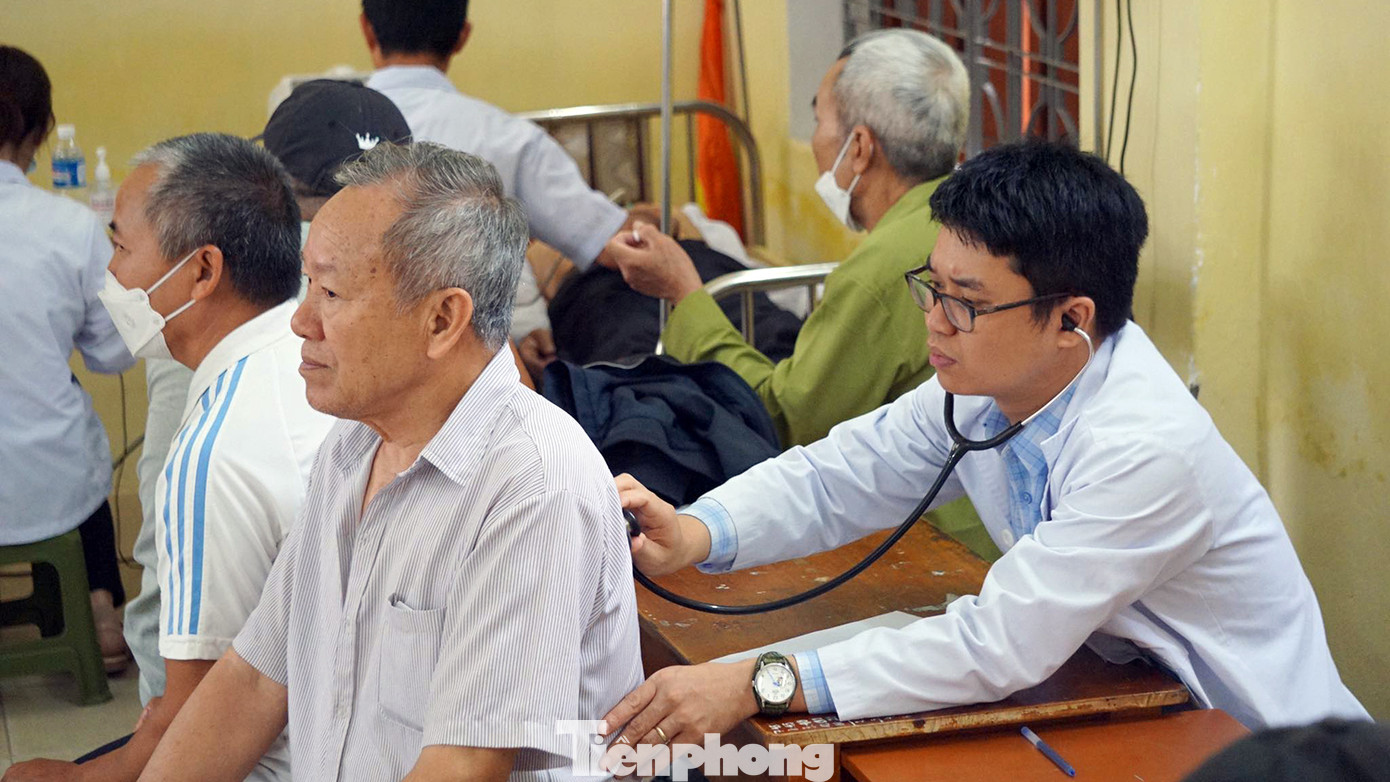 Các bác sĩ tổ chức 4 phòng khám lần lượt kiểm tra, khám sàng lọc, tư vấn rồi kê đơn thuốc cho người dân. Các bác sĩ tổ chức 4 phòng khám lần lượt kiểm tra, khám sàng lọc, tư vấn rồi kê đơn thuốc cho người dân.