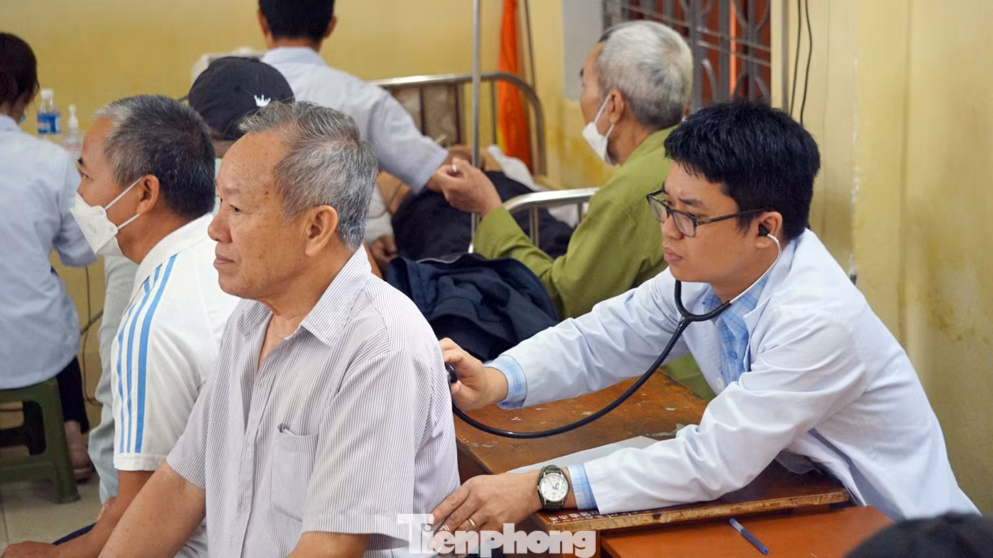 Các bác sĩ tổ chức 4 phòng khám lần lượt kiểm tra, khám sàng lọc, tư vấn rồi kê đơn thuốc cho người dân.