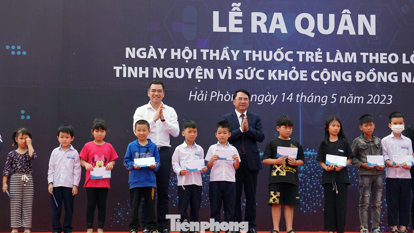 Các em nhỏ, học sinh có hoàn cảnh tại quận Đồ Sơn (Hải Phòng) nhận quà tặng. Các em nhỏ, học sinh có hoàn cảnh tại quận Đồ Sơn (Hải Phòng) nhận quà tặng.