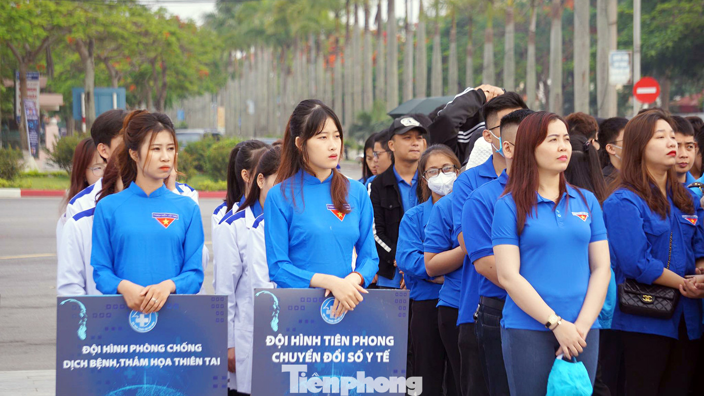 Theo đó, các thầy thuốc trẻ tiên phong trong chuyển đổi số, tình nguyện vì sức khỏe cộng đồng sẽ triển khai 4 đội hình: Tiên phong chuyển đổi số; Phòng chống dịch bệnh, thiên tai thảm họa; Tư vấn dinh dưỡng, tăng cường thể chất và sàng lọc sớm bệnh không lây nhiễm, hậu COVID-19. Theo đó, các thầy thuốc trẻ tiên phong trong chuyển đổi số, tình nguyện vì sức khỏe cộng đồng sẽ triển khai 4 đội hình: Tiên phong chuyển đổi số; Phòng chống dịch bệnh, thiên tai thảm họa; Tư vấn dinh dưỡng, tăng cường thể chất và sàng lọc sớm bệnh không lây nhiễm, hậu COVID-19.