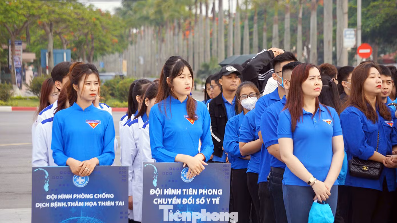 Theo đó, các thầy thuốc trẻ tiên phong trong chuyển đổi số, tình nguyện vì sức khỏe cộng đồng sẽ triển khai 4 đội hình: Tiên phong chuyển đổi số; Phòng chống dịch bệnh, thiên tai thảm họa; Tư vấn dinh dưỡng, tăng cường thể chất và sàng lọc sớm bệnh không lây nhiễm, hậu COVID-19.
