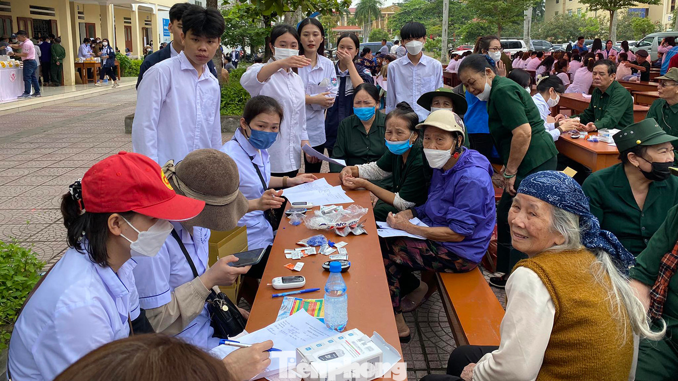 Ngay sau lễ phát động, hàng chục y bác sỹ các bệnh viện tại Hải Phòng đã bắt tay triển khai thăm khám sàng lọc, tư vấn tình nguyện, phát thuốc miễn phí cho các bệnh nhân cao tuổi, gia đình chính sách, có công với cách mạng, các cựu chiến binh... tại quận Đồ Sơn. Ngay sau lễ phát động, hàng chục y bác sỹ các bệnh viện tại Hải Phòng đã bắt tay triển khai thăm khám sàng lọc, tư vấn tình nguyện, phát thuốc miễn phí cho các bệnh nhân cao tuổi, gia đình chính sách, có công với cách mạng, các cựu chiến binh... tại quận Đồ Sơn.