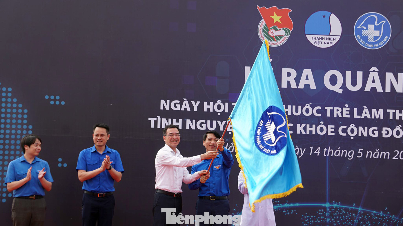 Anh Nguyễn Ngọc Lương trao cờ ra quân cho Thường trực Ban chỉ huy ngày hội "Thầy thuốc trẻ làm theo lời Bác", đại diện cho 6.000 bác sỹ trẻ và hàng trăm nghìn thanh niên tình nguyện sẽ ra quân, triển khai ngày hội chăm sóc sức khỏe cho người dân trên cả nước. Anh Nguyễn Ngọc Lương trao cờ ra quân cho Thường trực Ban chỉ huy ngày hội "Thầy thuốc trẻ làm theo lời Bác", đại diện cho 6.000 bác sỹ trẻ và hàng trăm nghìn thanh niên tình nguyện sẽ ra quân, triển khai ngày hội chăm sóc sức khỏe cho người dân trên cả nước.