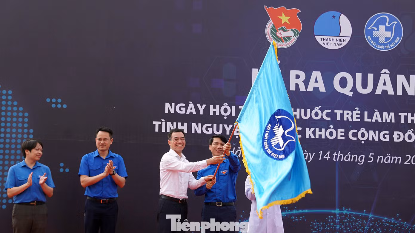 Anh Nguyễn Ngọc Lương trao cờ ra quân cho Thường trực Ban chỉ huy ngày hội "Thầy thuốc trẻ làm theo lời Bác", đại diện cho 6.000 bác sỹ trẻ và hàng trăm nghìn thanh niên tình nguyện sẽ ra quân, triển khai ngày hội chăm sóc sức khỏe cho người dân trên cả nước.