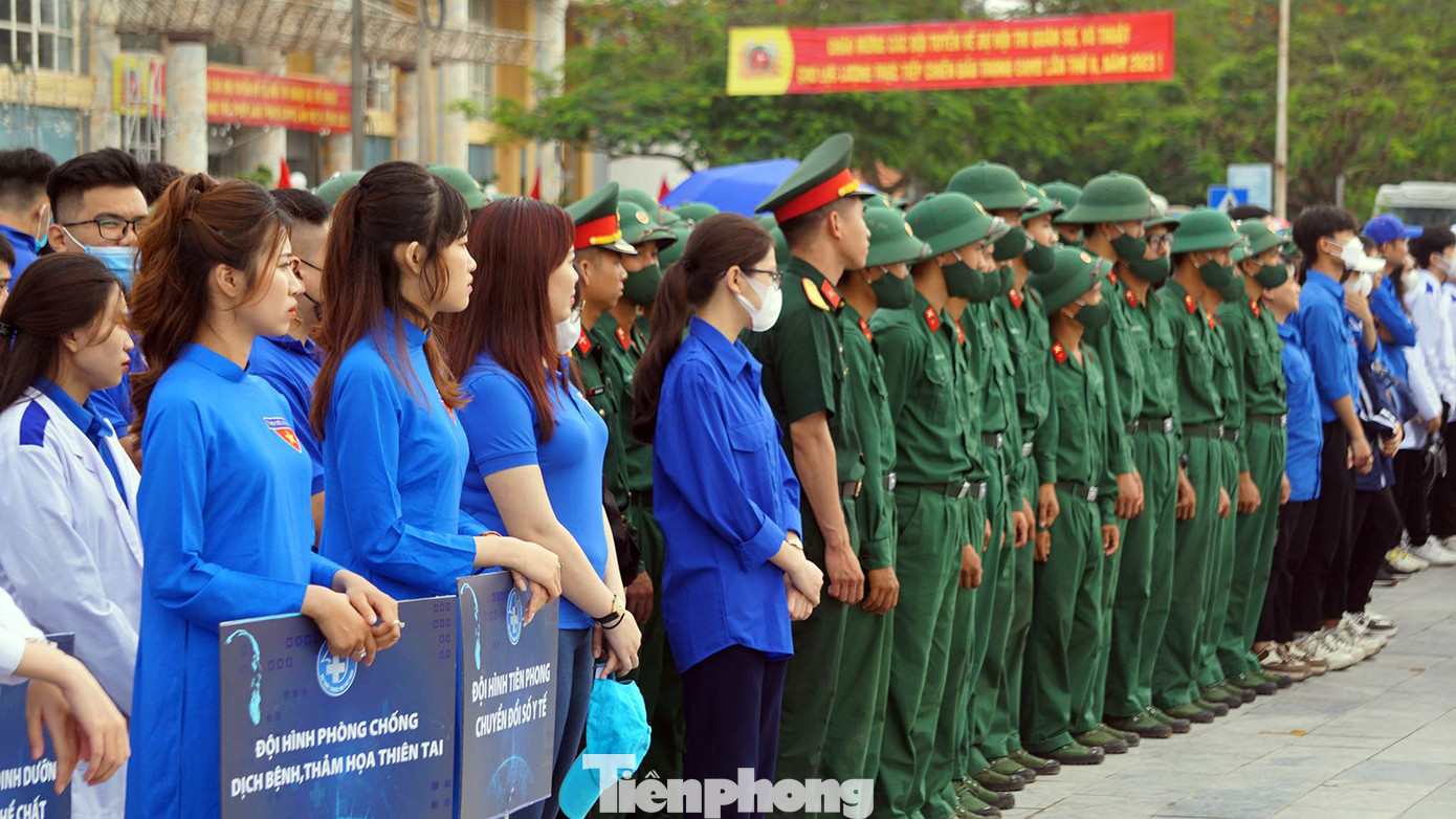 Hàng trăm bác sỹ, đoàn viên thanh niên tại Hải Phòng tham dự lễ ra quân ngày hội. Hàng trăm bác sỹ, đoàn viên thanh niên tại Hải Phòng tham dự lễ ra quân ngày hội.