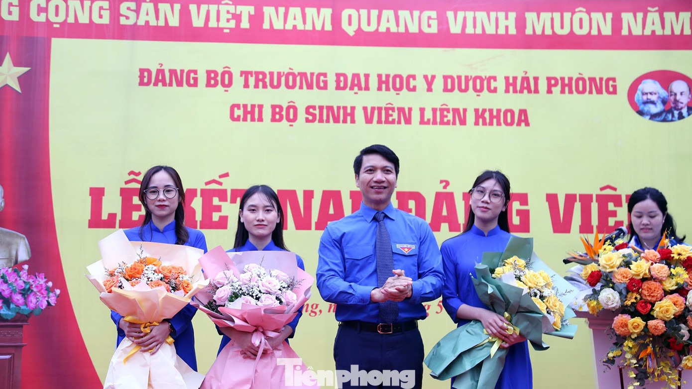 Bên cạnh các hoạt động an sinh xã hội, đoàn công tác T.Ư Đoàn cũng dự lễ kết nạp Đảng cho y bác sĩ trẻ, thanh niên tình nguyện tại di tích Đoàn tàu không số K15 và tại Trường THPT Đồ Sơn, nhằm kịp thời động viên khuyến khích lực lượng thanh niên, thầy thuốc tiếp tục tiên phong tình nguyện, phấn đấu hơn nữa, tự hào tiến bước dưới cờ của Đảng. Bên cạnh các hoạt động an sinh xã hội, đoàn công tác T.Ư Đoàn cũng dự lễ kết nạp Đảng cho y bác sĩ trẻ, thanh niên tình nguyện tại di tích Đoàn tàu không số K15 và tại Trường THPT Đồ Sơn, nhằm kịp thời động viên khuyến khích lực lượng thanh niên, thầy thuốc tiếp tục tiên phong tình nguyện, phấn đấu hơn nữa, tự hào tiến bước dưới cờ của Đảng.