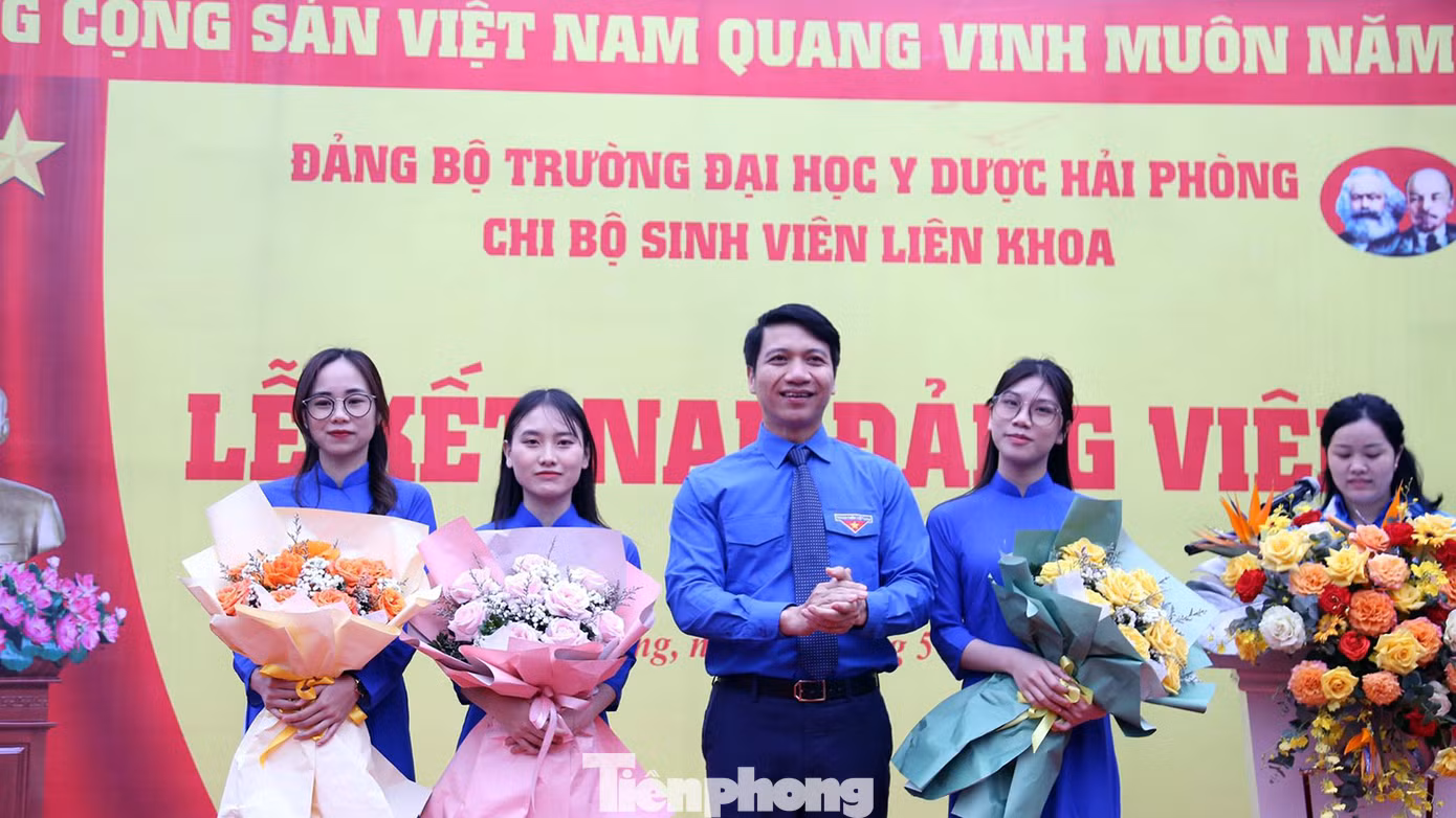 Bên cạnh các hoạt động an sinh xã hội, đoàn công tác T.Ư Đoàn cũng dự lễ kết nạp Đảng cho y bác sĩ trẻ, thanh niên tình nguyện tại di tích Đoàn tàu không số K15 và tại Trường THPT Đồ Sơn, nhằm kịp thời động viên khuyến khích lực lượng thanh niên, thầy thuốc tiếp tục tiên phong tình nguyện, phấn đấu hơn nữa, tự hào tiến bước dưới cờ của Đảng.