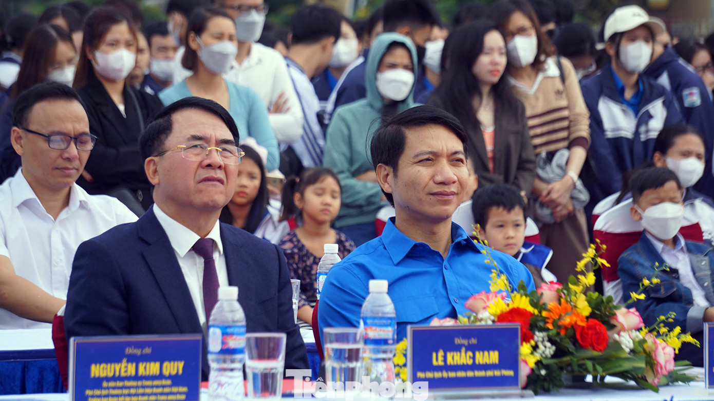 Tham dự lễ phát động ra quân ngày hội, có anh Nguyễn Ngọc Lương - Bí thư Thường trực T.Ư Đoàn, anh Hà Anh Đức - Chủ tịch Hội Thầy thuốc trẻ Việt Nam, anh Nguyễn Kim Quy - Phó Chủ tịch Thường trực Hội LHTN Việt Nam, cùng nhiều lãnh đạo thành phố, Thành Đoàn Hải Phòng và hàng trăm đoàn viên, thanh niên, bác sĩ dự. Tham dự lễ phát động ra quân ngày hội, có anh Nguyễn Ngọc Lương - Bí thư Thường trực T.Ư Đoàn, anh Hà Anh Đức - Chủ tịch Hội Thầy thuốc trẻ Việt Nam, anh Nguyễn Kim Quy - Phó Chủ tịch Thường trực Hội LHTN Việt Nam, cùng nhiều lãnh đạo thành phố, Thành Đoàn Hải Phòng và hàng trăm đoàn viên, thanh niên, bác sĩ dự.