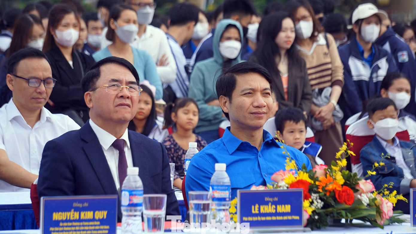 Tham dự lễ phát động ra quân ngày hội, có anh Nguyễn Ngọc Lương - Bí thư Thường trực T.Ư Đoàn, anh Hà Anh Đức - Chủ tịch Hội Thầy thuốc trẻ Việt Nam, anh Nguyễn Kim Quy - Phó Chủ tịch Thường trực Hội LHTN Việt Nam, cùng nhiều lãnh đạo thành phố, Thành Đoàn Hải Phòng và hàng trăm đoàn viên, thanh niên, bác sĩ dự.