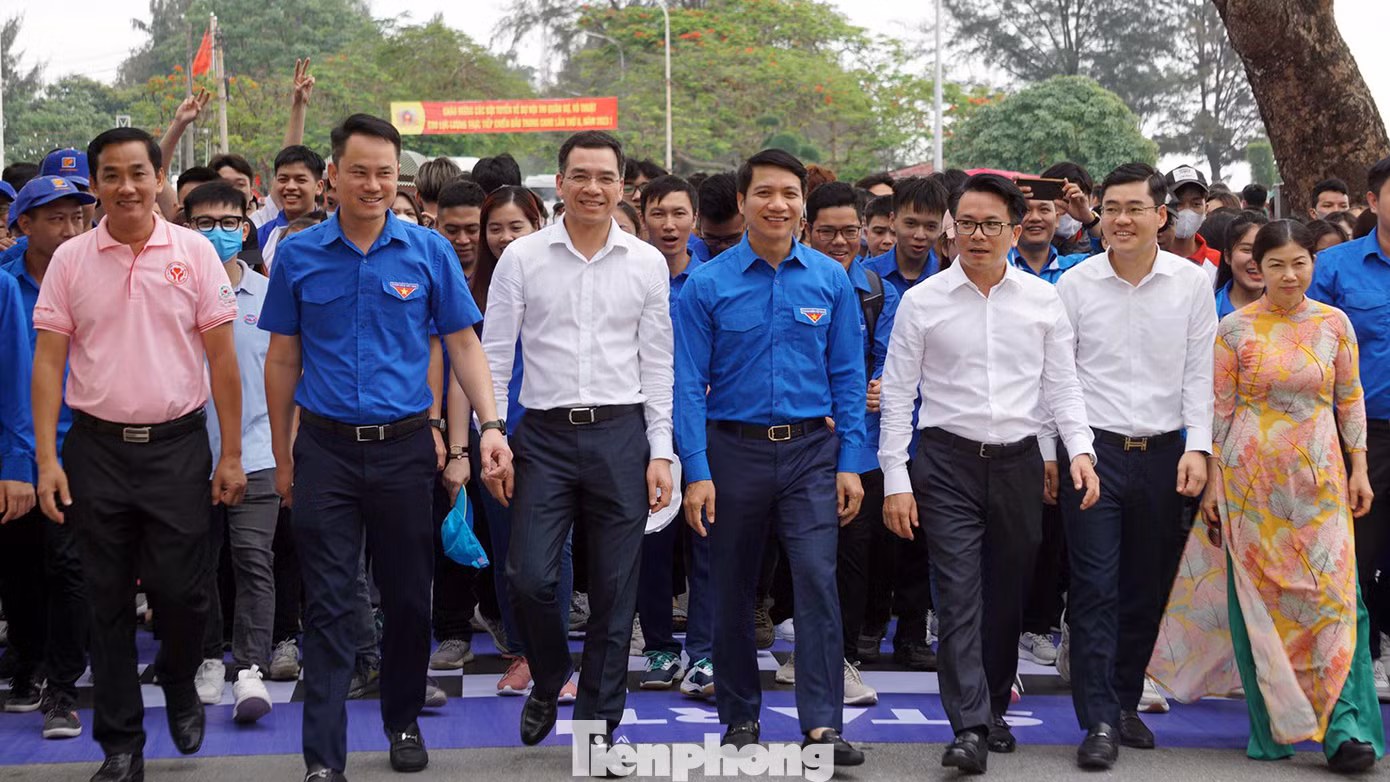 Các đại biểu dự lễ ra quân ngày hội "Thầy thuốc trẻ làm theo lời Bác" cùng hàng trăm đoàn viên thanh niên đi bộ dọc bờ biển Đồ Sơn hưởng ứng các hoạt động bên lề.
