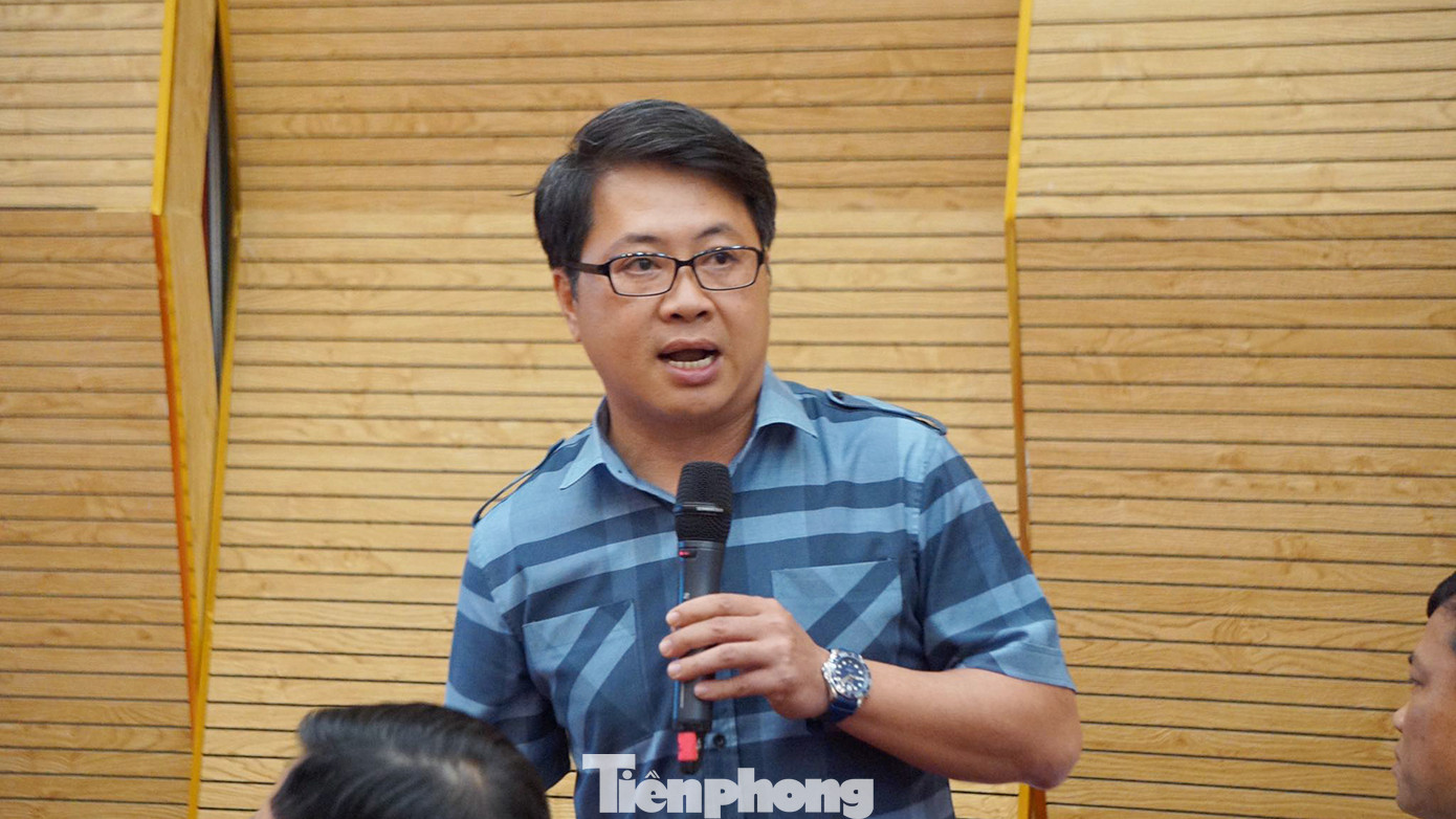 Ông Nguyễn Thành Hưng - Giám đốc Sở Xây dựng giải đáp thắc mắc của công nhân về nhà ở xã hội.