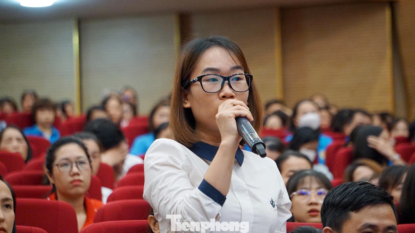 Chị Nguyễn Thị Dung đại diện cho nhiều công nhân, lao động phát biểu về tâm tư, nguyện vọng, đề xuất liên quan nhà ở xã hội, nhà ở dành cho người thu nhập thấp.