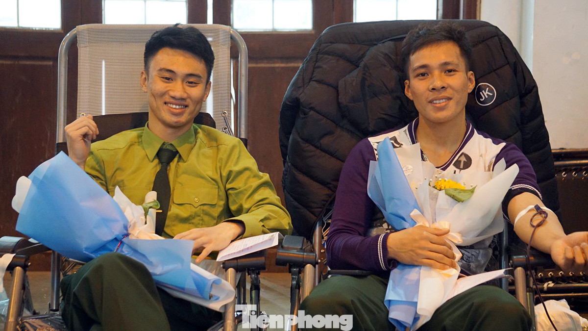 Không chỉ sinh viên Trường Đại học Hải Phòng, còn có nhiều cán bộ trong lực lượng vũ trang, cán bộ, giáo viên và người dân tại TP Hải Phòng đến đăng ký hiến máu ngày cận Tết.