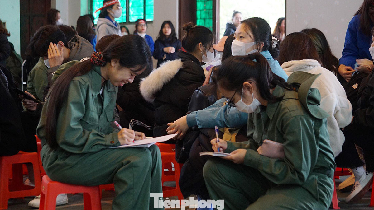 Sinh viên Đại học Hải Phòng hào hứng cùng bạn bè đăng ký hiến máu.