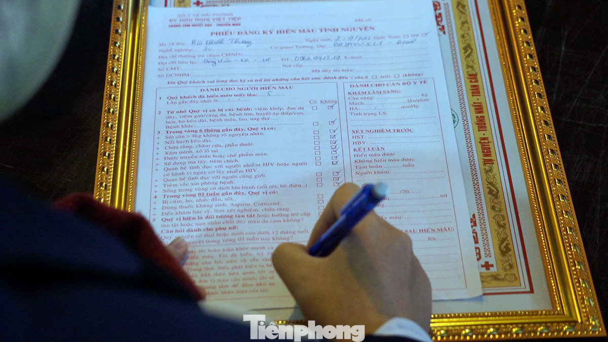 Em Bùi Khánh Thương (SN 2002, sinh viên) bày tỏ niềm khi cùng nhóm bạn ở trường là một trong những đăng ký đầu tiên tham gia hiến máu. Nữ sinh chia sẻ, hoạt động hiến máu đã trở thành chương trình thường niên tại trường và được hầu hết các bạn nhiệt tình hưởng ứng khi có dịp.