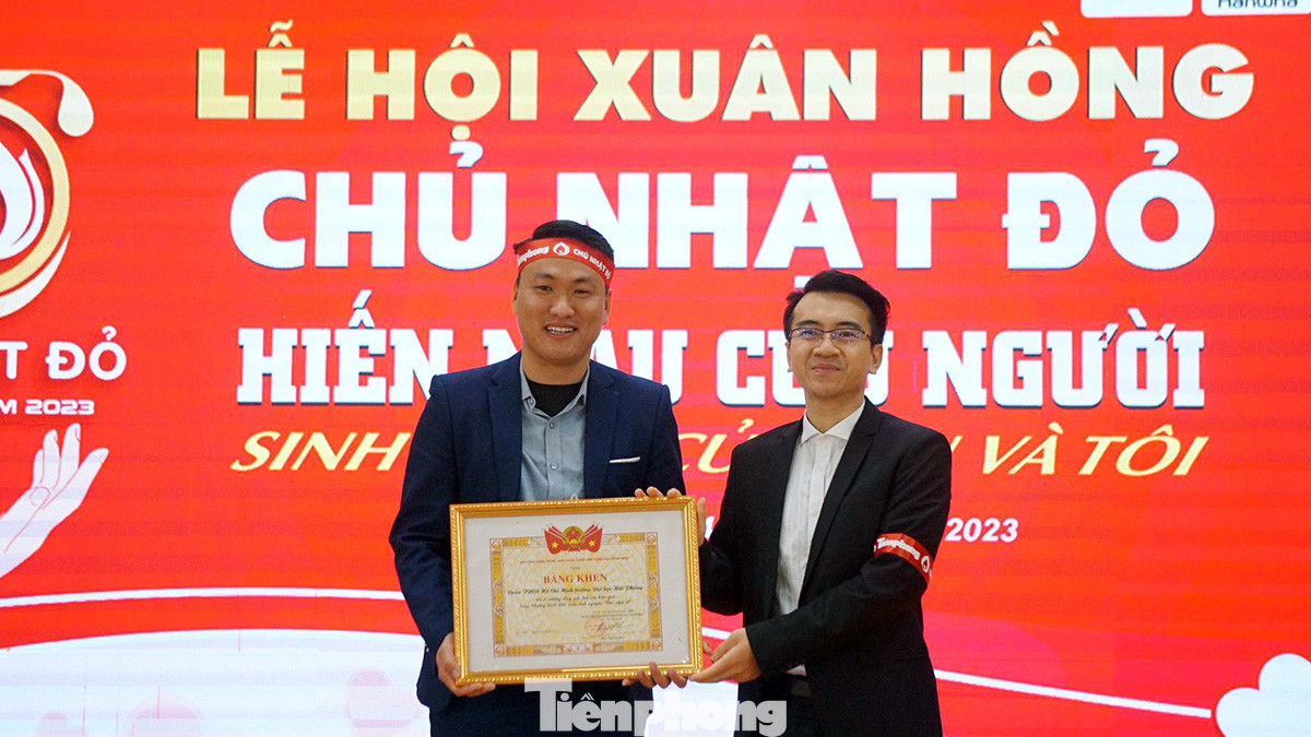 Nhân dịp này, Trung ương Đoàn TNCS Hồ Chí Minh, Ban Tổ chức Chủ nhật Đỏ lần thứ XV, Thành Đoàn Hải Phòng đã trao tặng bằng khen, kỷ niệm chương cho hơn 20 cá nhân, tập thể đã có thành tích xuất sắc trong công tác vận động, tham gia hiến máu cứu người.