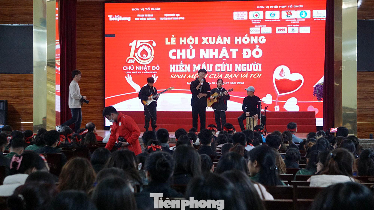 Ngày 4/1, Báo Tiền Phong phối hợp với Ủy ban ATGT quốc gia, Viện Huyết học - Truyền máu T.Ư tổ chức Chủ nhật Đỏ &quot;Hiến máu cứu người - Sinh mệnh của bạn và tôi&quot; lần thứ XV, năm 2023 tại Trường Đại học Hải Phòng. Đồng tổ chức có sự tham gia của các đơn vị: Thành Đoàn Hải Phòng, Đại học Hải Phòng, Hội chữ thập đỏ thành phố...