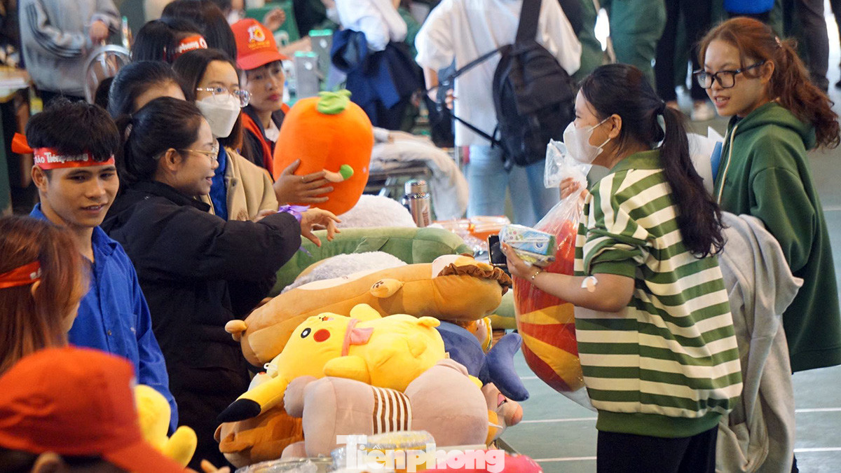 Tình nguyện viên sau khi hiến máu vui vẻ nhận phần quà nhỏ ý nghĩa do Ban Tổ chức và các đơn vị phối hợp chuẩn bị.