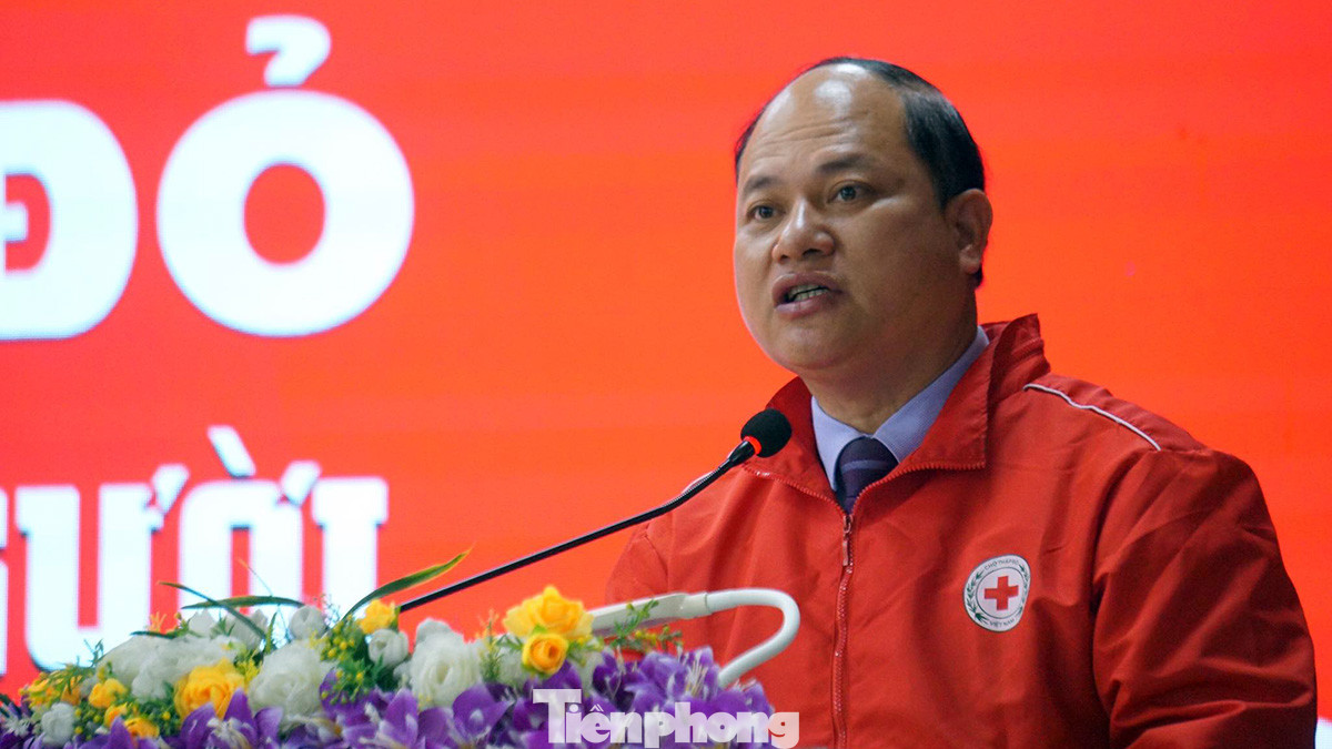 Phát biểu khai mạc ngày hội, ông Bùi Mạnh Phúc - Phó chủ tịch Hội chữ thập đỏ TP Hải Phòng cho biết, 9 năm qua đơn vị phối hợp với Ban Tổ chức Chủ nhật Đỏ tổ chức vận động hiến máu cứu người dịp Tết Nguyên đán tại nhiều điểm trên địa bàn thành phố. Qua đó, hoạt động hiến máu trở thành ngày hội của các bạn trẻ, người dân thành phố cảng để san sẻ giọt máu nghĩa tình, góp phần kịp thời giải quyết một phần tình trạng thiếu máu cứu bệnh nhân.