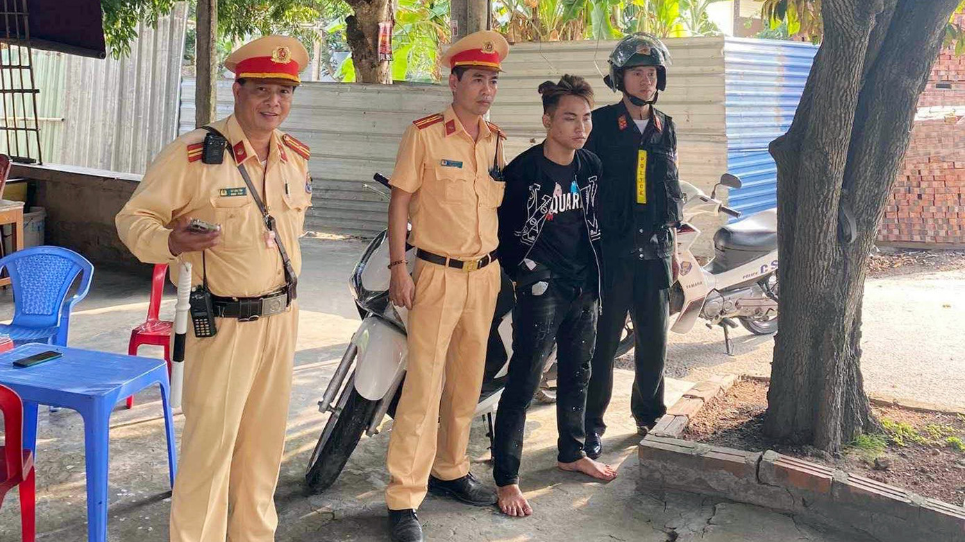 Cảnh sát bắt giữ đối tượng Nguyễn Ngọc Thành khi đang lẩn trốn. Ảnh: CAHP