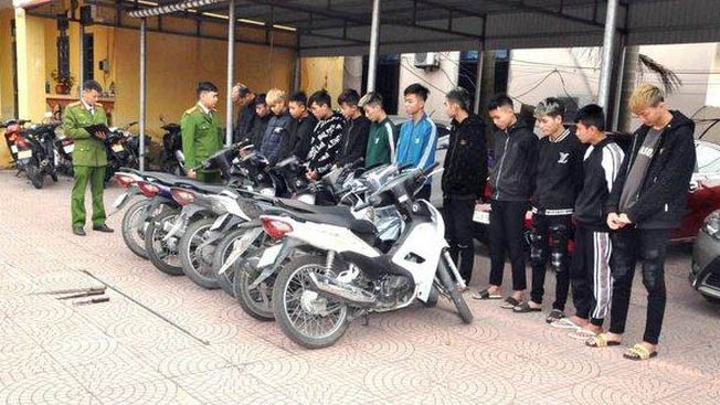 13 đối tượng trong băng nhóm đánh người cướp xe máy ở huyện Gia Lộc (tỉnh Hải Dương) tại cơ quan công an. Ảnh: CAHD
