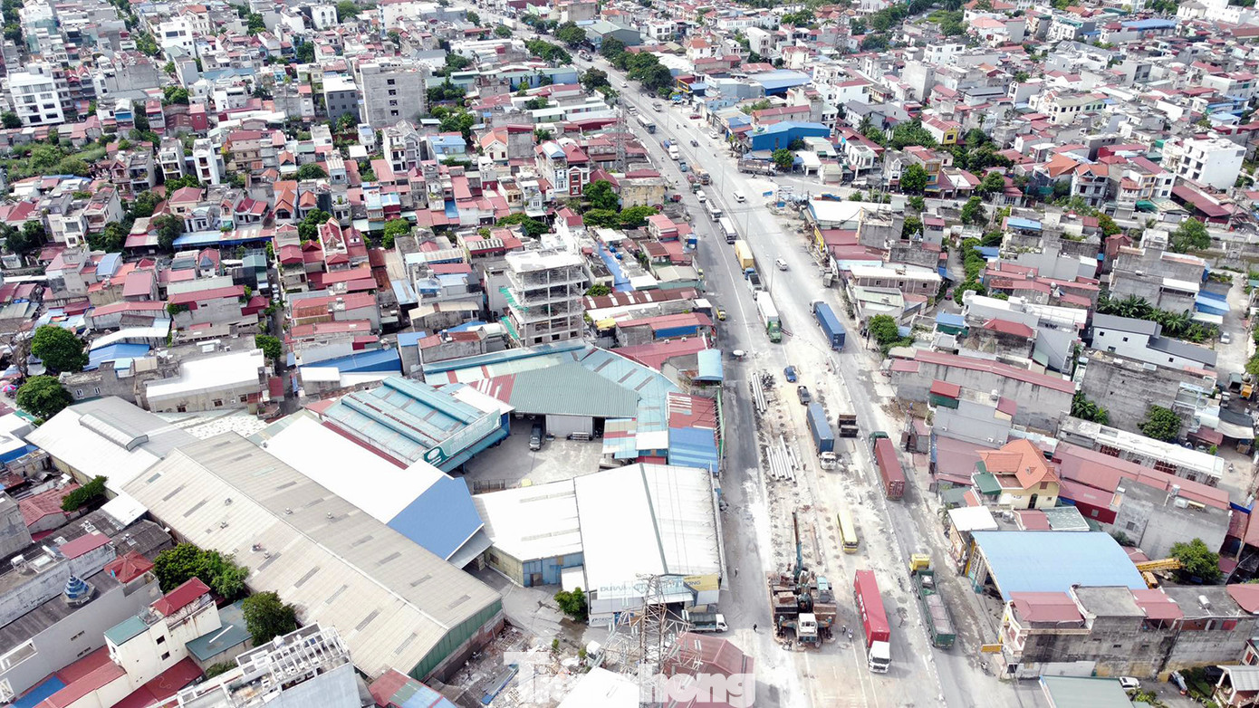 Hợp phần đường nhánh hai bên nút giao với mặt cắt ngang mỗi bên rộng 9,5m (gồm mặt đường và vỉa hè) và vuốt dần kết nối về đường hiện trạng. Hợp phần đường nhánh hai bên nút giao với mặt cắt ngang mỗi bên rộng 9,5m (gồm mặt đường và vỉa hè) và vuốt dần kết nối về đường hiện trạng.