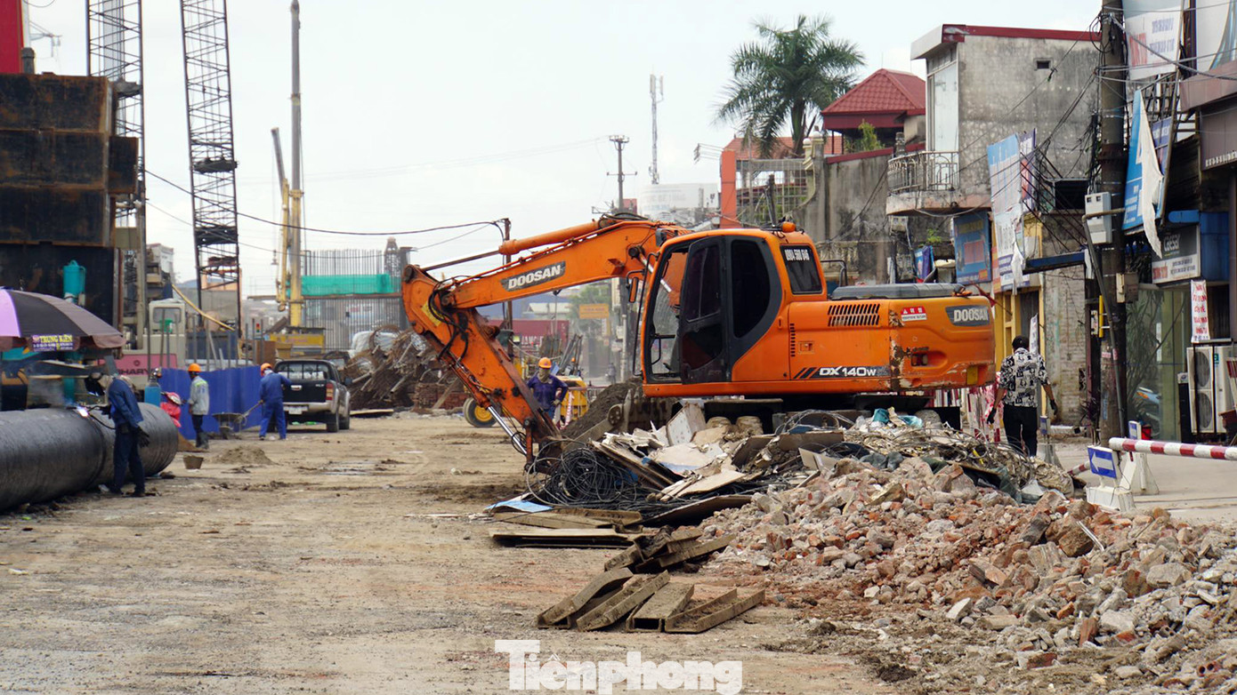 Cũng theo BQL dự án, công tác phê duyệt phương án hỗ trợ di dời các công trình hạ tầng kỹ thuật như cây xanh, điện chiếu sáng... chưa được hoàn thành, do đó mặt bằng thi công rất chật hẹp, khó khăn trong công tác phân luồng, đảm bảo giao thông trong quá trình thi công và không thể triển khai nhiều mũi thi công các hạng mục cùng lúc. Việc này ảnh hưởng tới tiến độ dự án. Cũng theo BQL dự án, công tác phê duyệt phương án hỗ trợ di dời các công trình hạ tầng kỹ thuật như cây xanh, điện chiếu sáng... chưa được hoàn thành, do đó mặt bằng thi công rất chật hẹp, khó khăn trong công tác phân luồng, đảm bảo giao thông trong quá trình thi công và không thể triển khai nhiều mũi thi công các hạng mục cùng lúc. Việc này ảnh hưởng tới tiến độ dự án.