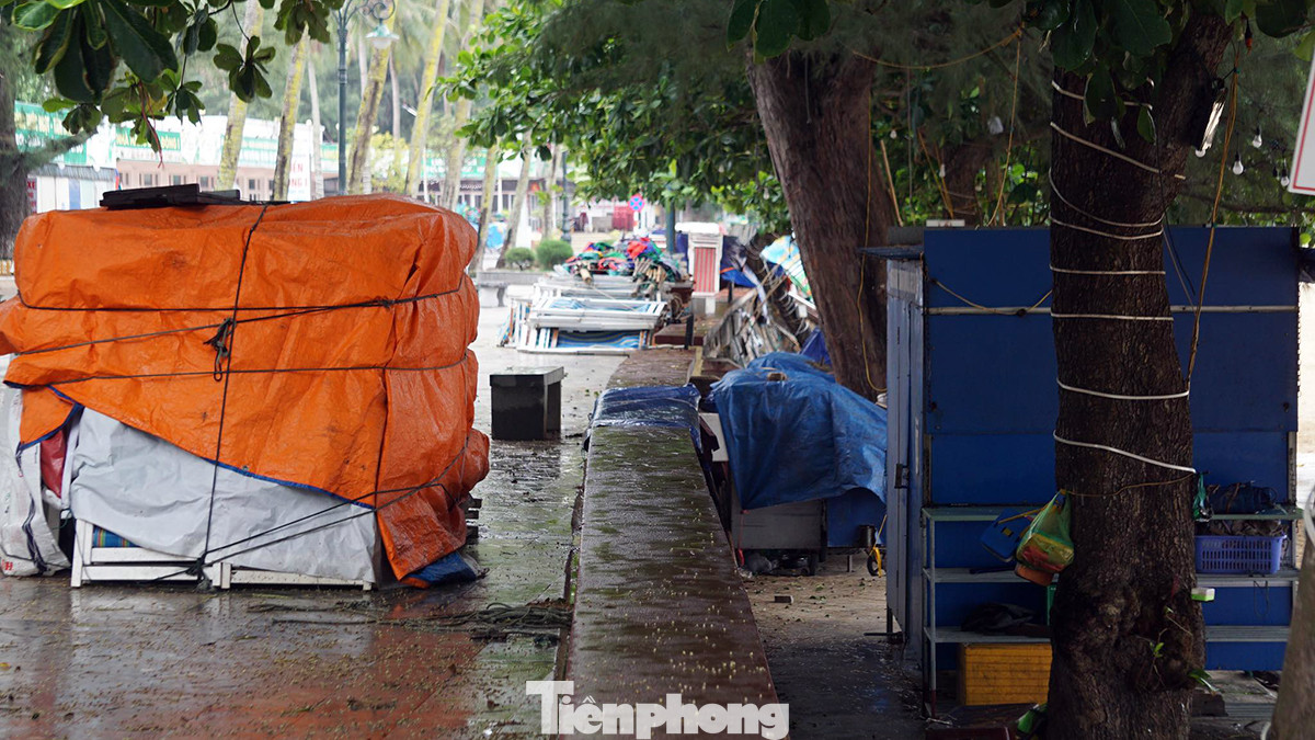 Những gian hàng, bàn ghế hay các vật dụng phục vụ dịch vụ kinh doanh tại các bãi tắm được thu dọn, chằng buộc từ tối 17/7. Những gian hàng, bàn ghế hay các vật dụng phục vụ dịch vụ kinh doanh tại các bãi tắm được thu dọn, chằng buộc từ tối 17/7.