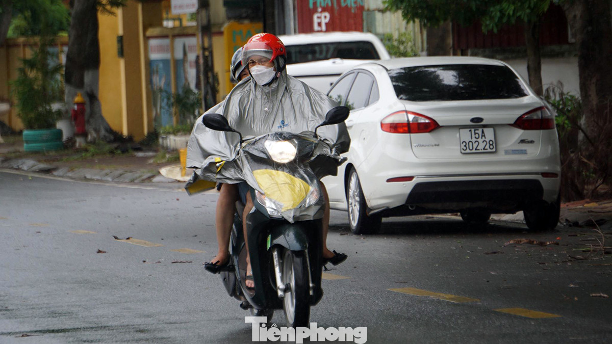 Một vài người dân di chuyển trên đường ven biển ở Đồ Sơn. Một vài người dân di chuyển trên đường ven biển ở Đồ Sơn.