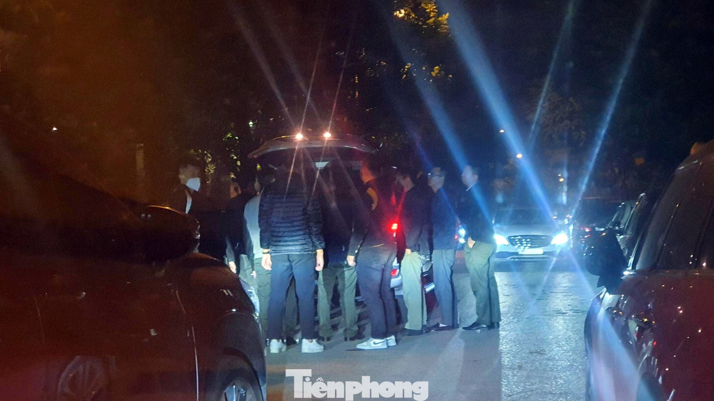 Lực lượng chức năng khám xét căn biệt thự của Thiếu tướng Đỗ Hữu Ca tại phường Đằng Lâm (quận Hải An, TP. Hải Phòng) tối 18/2. Lực lượng chức năng khám xét căn biệt thự của Thiếu tướng Đỗ Hữu Ca tại phường Đằng Lâm (quận Hải An, TP. Hải Phòng) tối 18/2.