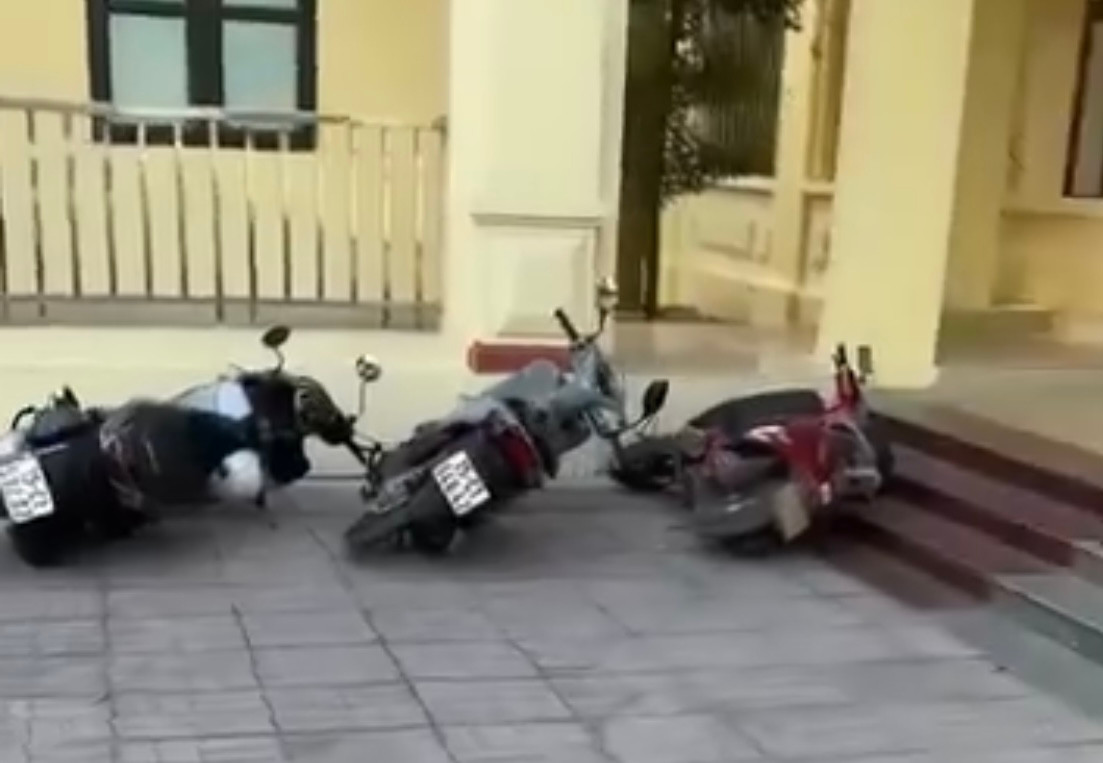 Xe máy trong khuôn viên trụ sở Công an xã An Đồng (An Dương, Hải Phòng) bị người phụ nữ đạp đổ. Xe máy trong khuôn viên trụ sở Công an xã An Đồng (An Dương, Hải Phòng) bị người phụ nữ đạp đổ.