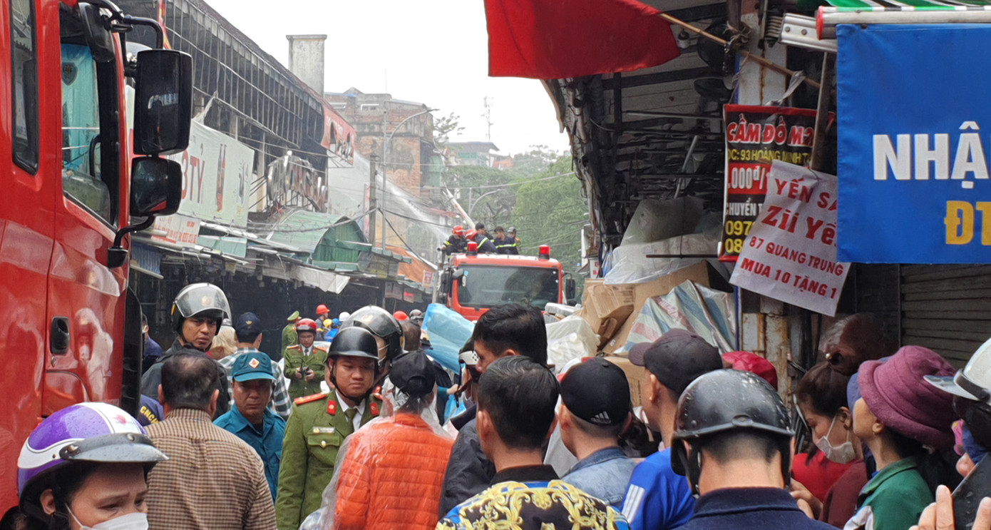 Cảnh sát tổ chức các phương án khống chế, dập lửa.