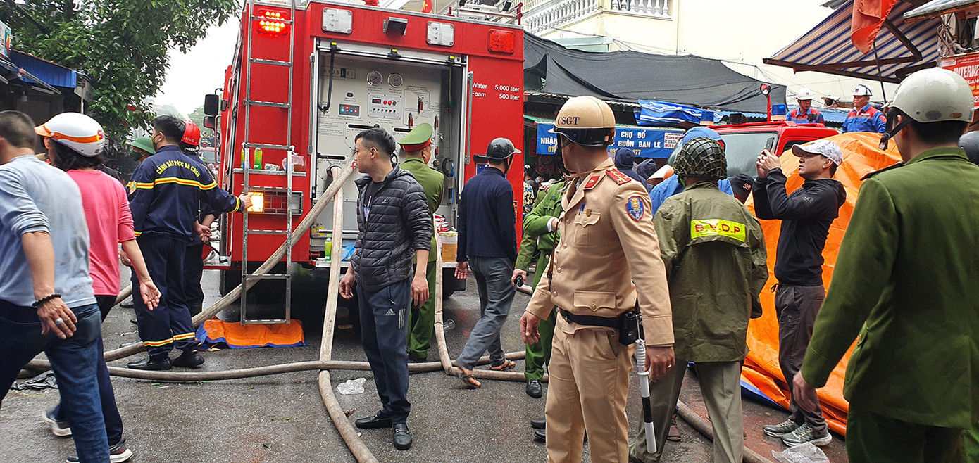 Cảnh sát PCCC khẩn trương triển khai các phương án dập lửa.